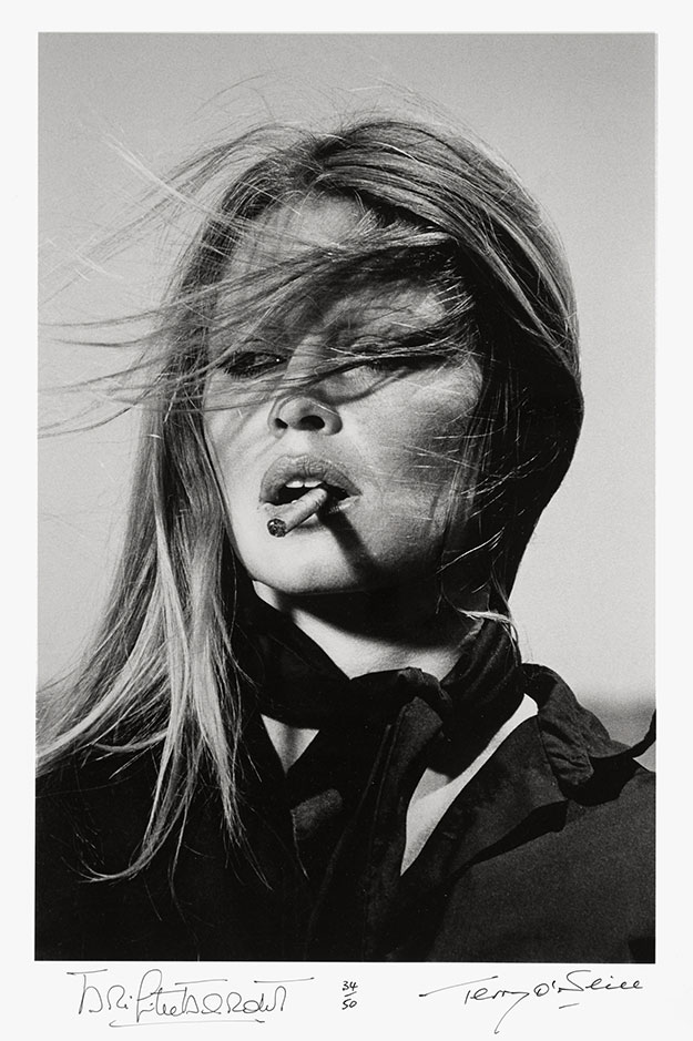 TERRY O’NEILL (* 1938) Brigitte Bardot, Spain 1971 Gelatin silver print, printed later, framed 42,5 × 28,4 cm (16.7 × 11.2 in) Signed, annotated and numbered by the photographer in ink in the margin, edition no. 34/50