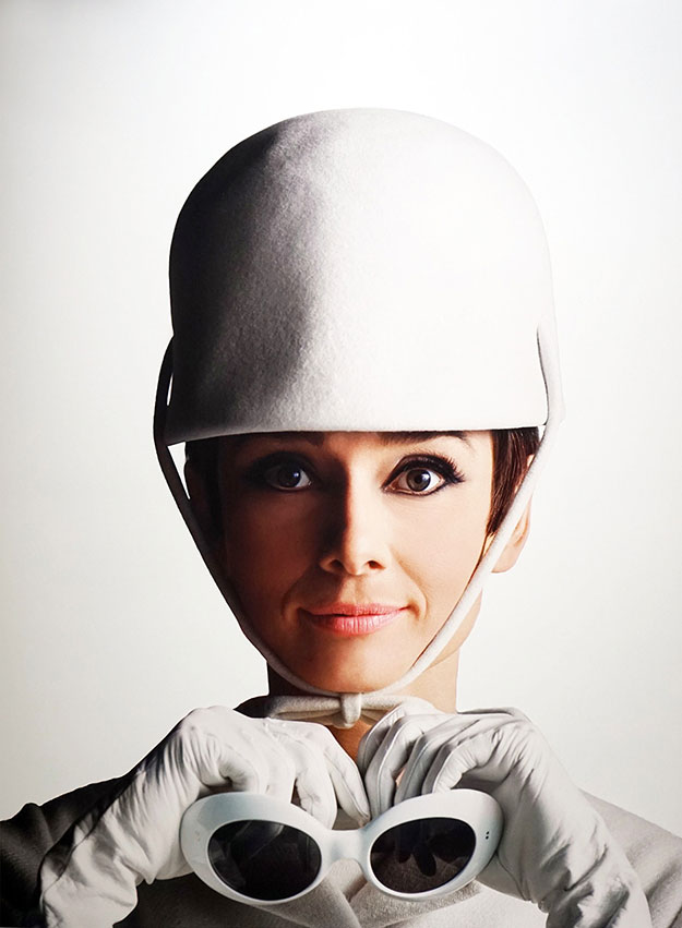 DOUGLAS KIRKLAND (* 1934) Audrey Hepburn, 1965 Archival pigment print on aluminium, printed later, framed 68,5 × 54 cm (27 × 21.3 in) Signed by the photographer in ink in the margin, certificate stamps on the reverse, edition no. 4/24